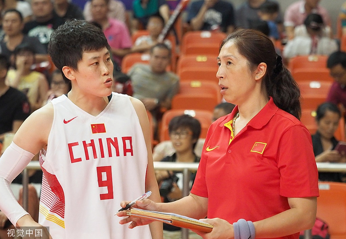 郑薇在中国女篮担任助教多年。