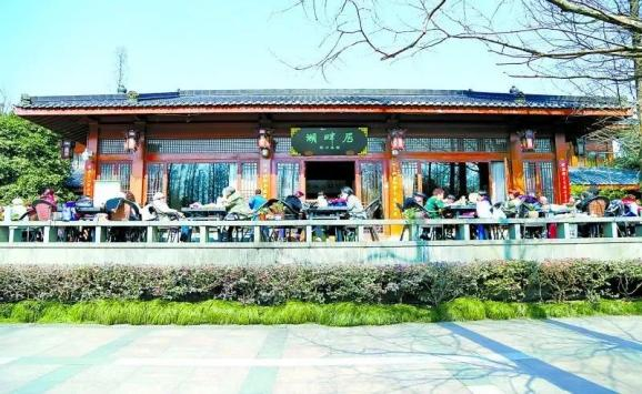 位于西湖曲院风荷景区的“开心茶馆”高朋满座。（资料图片）