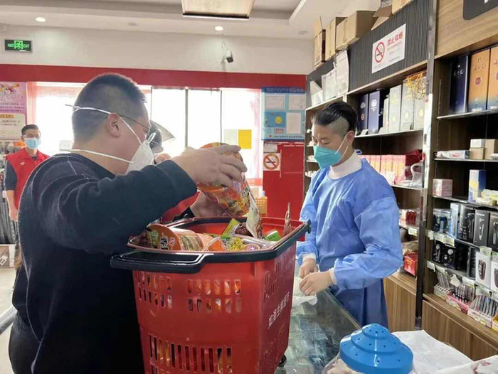 市民在超市购物 上海崇明区供图