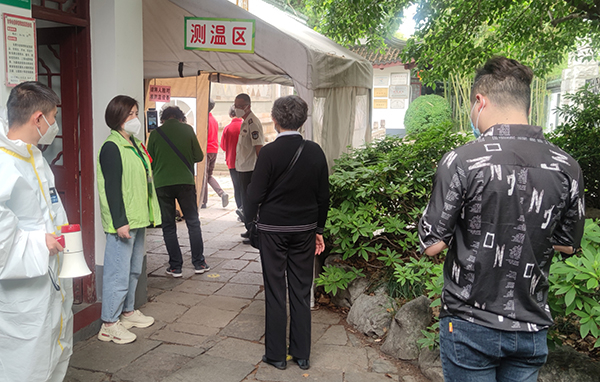 2022年5月16日，市民排队有序进入古华公园。 上海奉贤区 供图