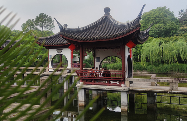 市民在古华公园中游玩。 上海奉贤区 供图