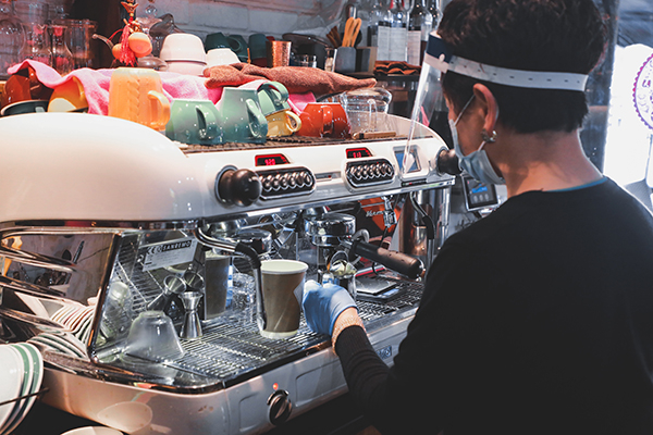 5月16日一早，位于枫泾古镇文中路36号的半塘咖啡店恢复营业。 上海金山区供图