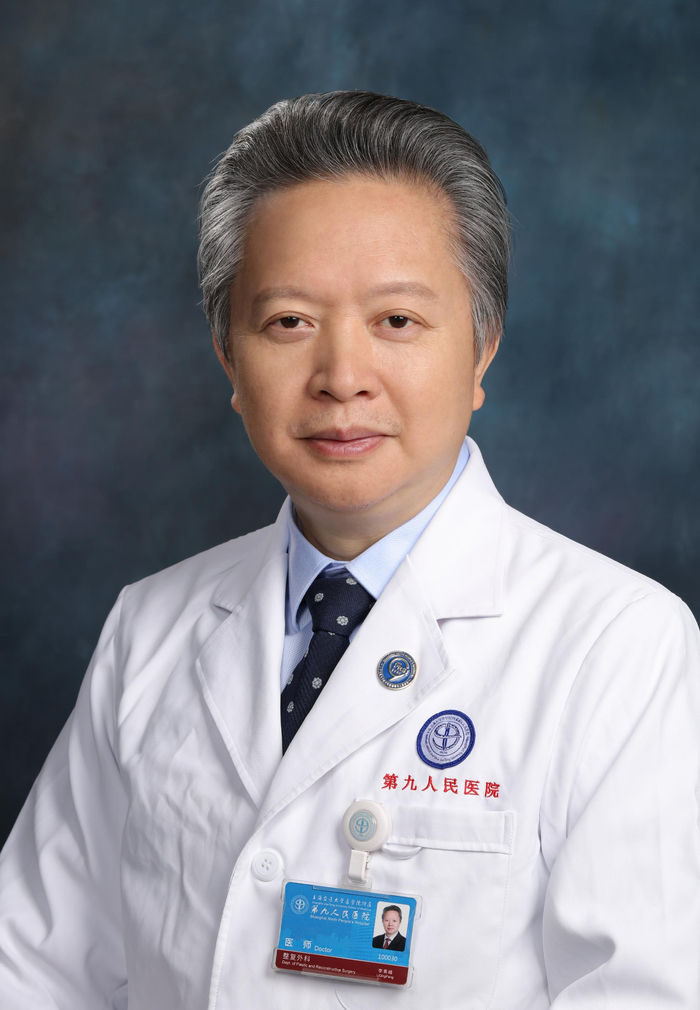 上海交通大学医学院附属第九人民医院副院长、整复外科主任李青峰教授。