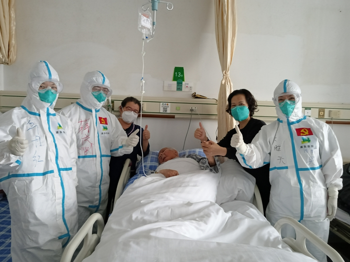 叶鸣在浦东医院治疗期间，叶芬（右二）与医护人员们合影。 叶芬供图