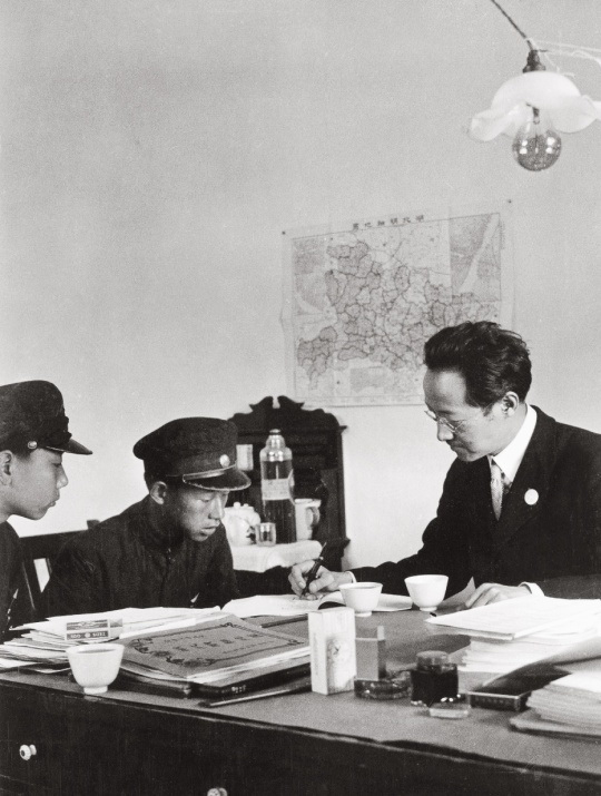 赵元任走访祖国南北，调查各地方言。赵元任在进行湖北方言调查（1936年）