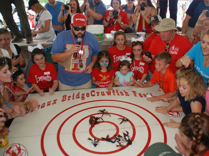 △正在参加小龙虾节活动的美国小朋友 图源：路易斯安那州小龙虾活动官网