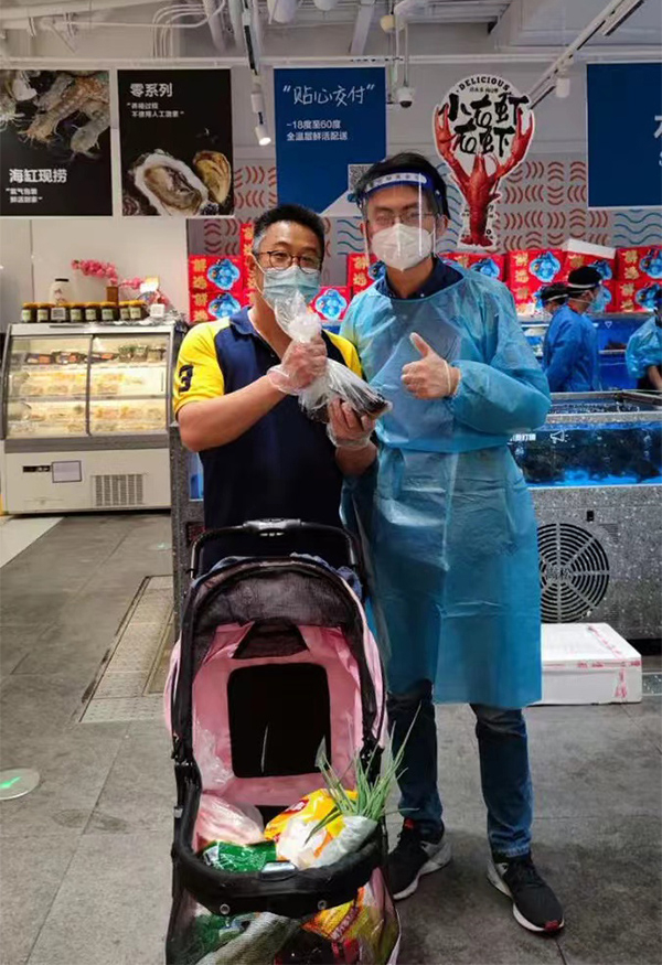 第一位顾客推着婴儿车购物，终于买到了活鱼。 盒马供图