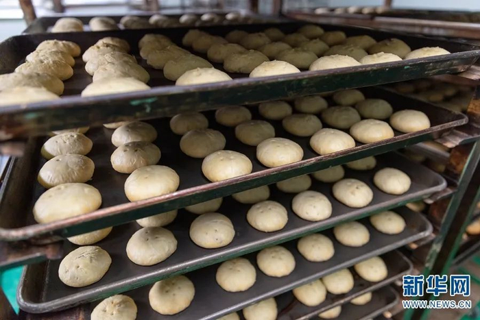 新鲜出炉的玫瑰鲜花饼 李浩 摄