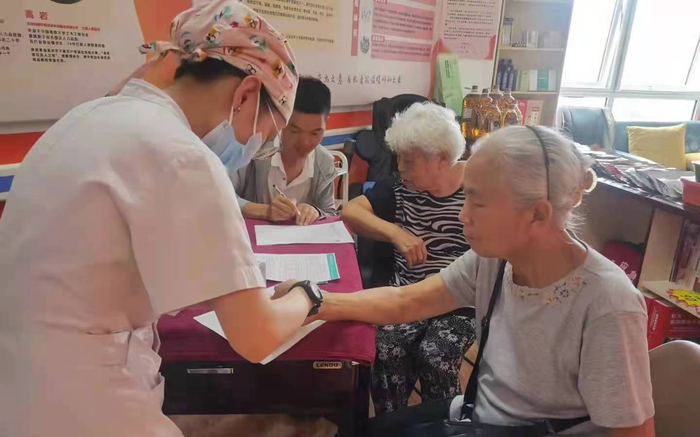 疫情前，在北京经济技术开发区的天华园二里养老驿站，老人们享受体检服务。荣华街道办事处供图