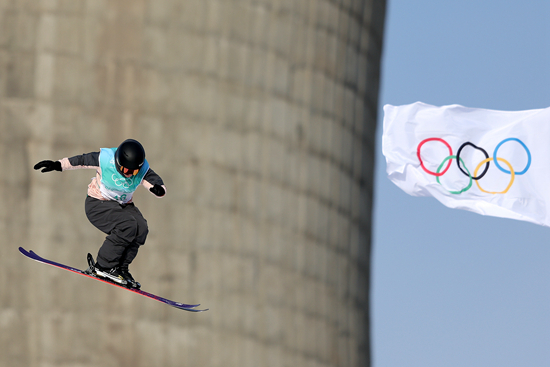&nbsp;&nbsp;&nbsp;&nbsp;2月6日，北京冬奥会自由式滑雪运动员在大跳台训练备战。&nbsp;视觉中国供图