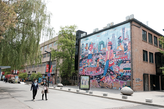 &nbsp;&nbsp;&nbsp;&nbsp;游人行走在北京798。&nbsp;视觉中国供图