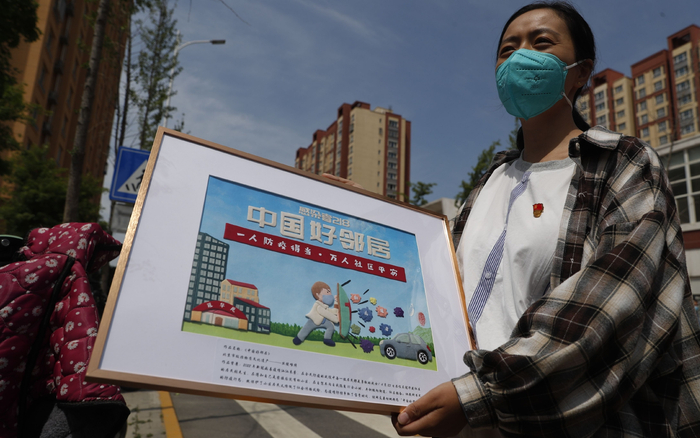 温红蕊制作的《中国好邻居》丝绫堆绣。新京报记者 侯少卿 摄