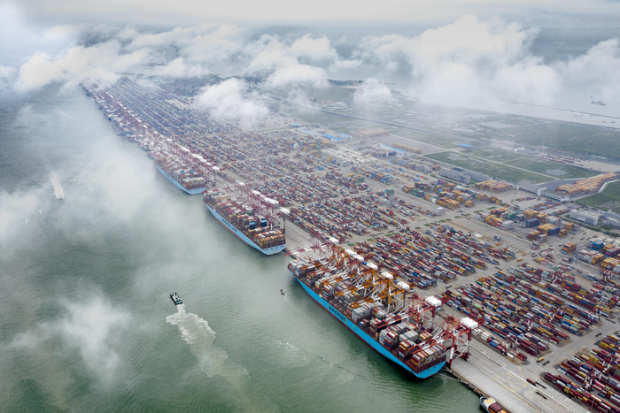 洋山港三艘马士基集装箱船同时作业&nbsp;章涵 摄