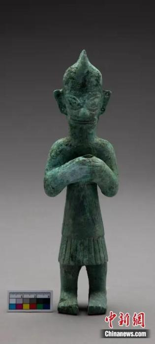 资料图：神似“奥特曼”的青铜站立人像。四川省文物考古研究院供图