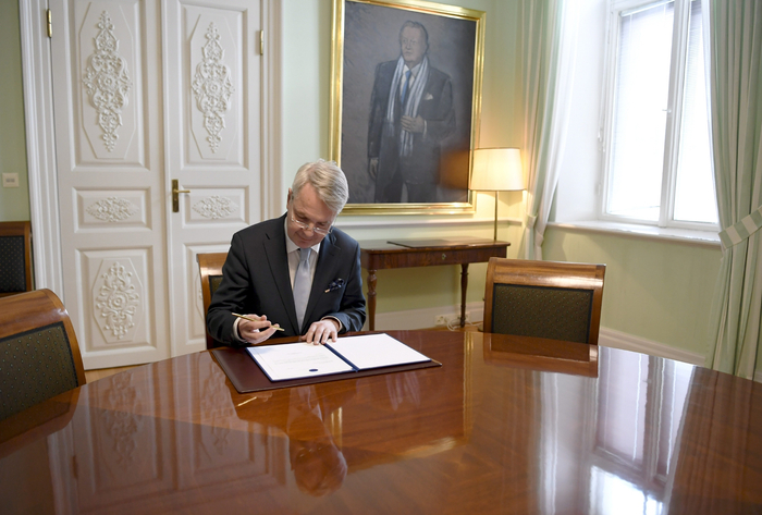 当地时间2022年5月17日，芬兰赫尔辛基，芬兰外长哈维斯托签署了该国的“入约”申请信。图/IC photo