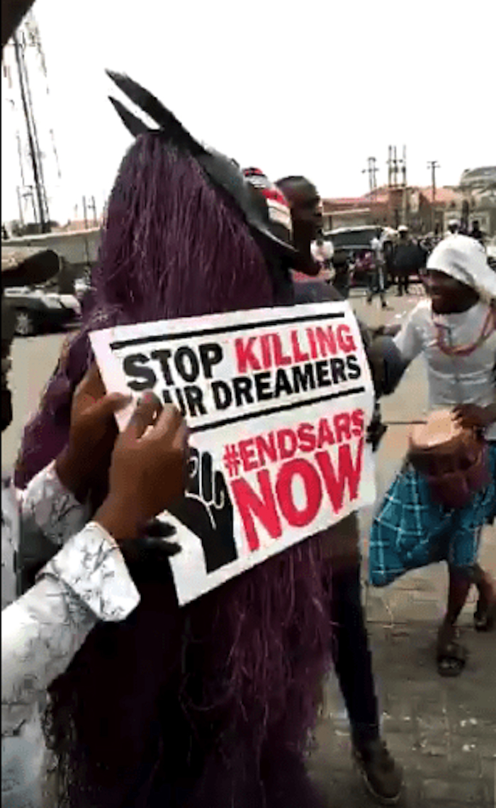 戴着Okoroshi面具的抗议者