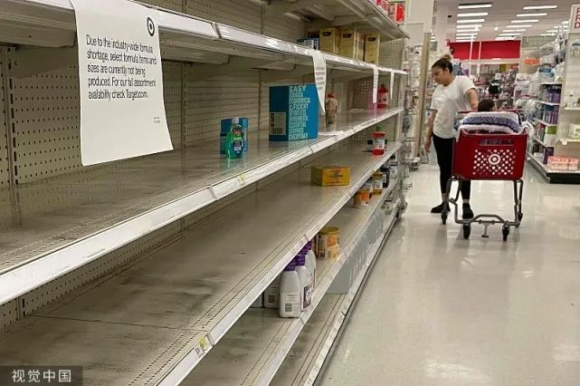 美国婴儿配方奶粉短缺 图源：视觉中国