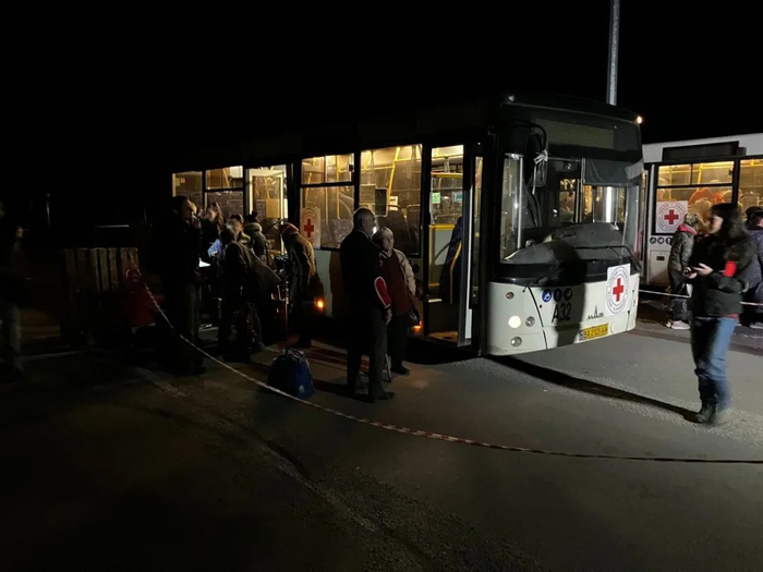 2022年5月8日，一辆载有平民的安全通行车队大巴抵达乌克兰扎波罗热的到达点。下文图片均由ICRC 供图