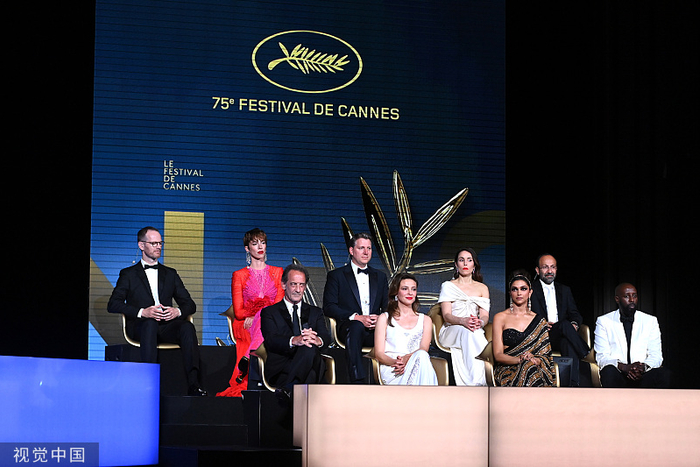 第75届戛纳电影节主竞赛单元评审团在开幕式上的合影。视觉中国 图