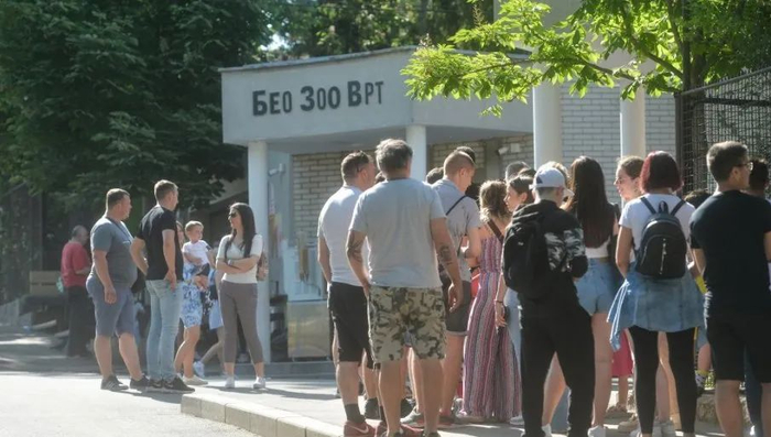 贝尔格莱德一处动物园在疏散人群 图自塞媒