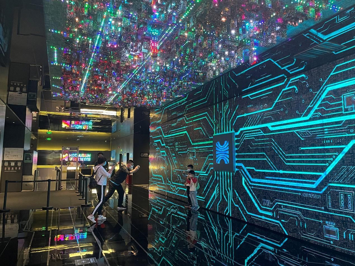 ▲5月15日，华强北博物馆内，参观者在大厅驻留拍照。深圳晚报记者 余瑶 摄