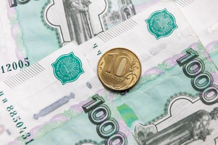 这是4月2日在俄罗斯首都莫斯科拍摄的卢布纸币和硬币。新华社记者 白雪骐 摄