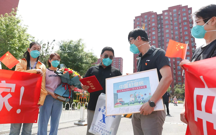 小区居民们迎接张旭回家。新京报记者 侯少卿 摄