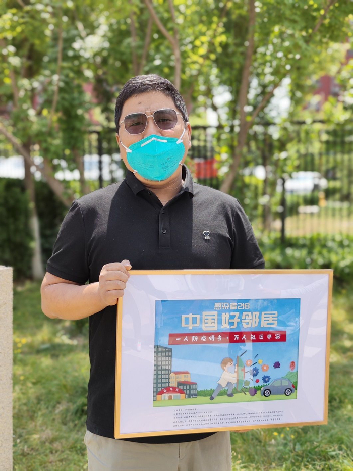 张旭收到居民送的丝绫堆绣作品。新京报记者 王巍 摄