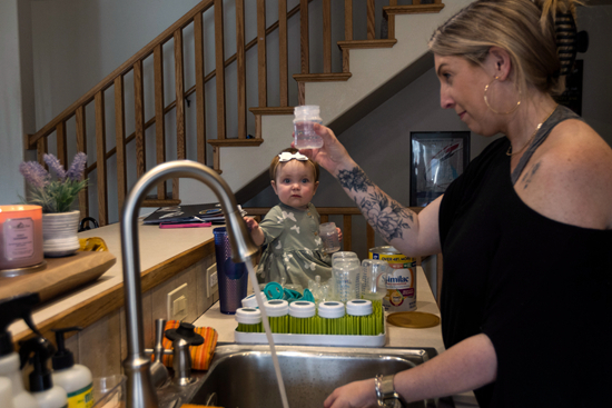 当地时间5月16日，美国爱达荷州，一个9个月大孩子的母亲通过社交网站幸运地求购到了其他家庭多余的婴儿配方奶粉。&nbsp;视觉中国供图