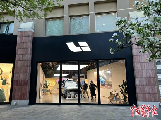 有数据显示，在不到一年时间内，理想汽车的全国零售网络及渠道数量翻了接近一倍。分析人士认为，急功近利的企业文化、过于草率任性的违约，都可能增加企业未来的融资难度，放大员工心中的不确定性。&nbsp;许亚杰/摄