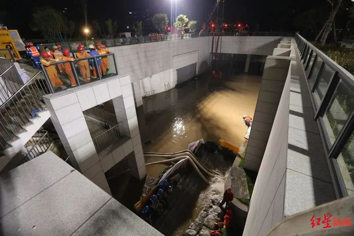 ▲5月18日晚，应急抢修人员正在开展管涌封堵和积水外排工作