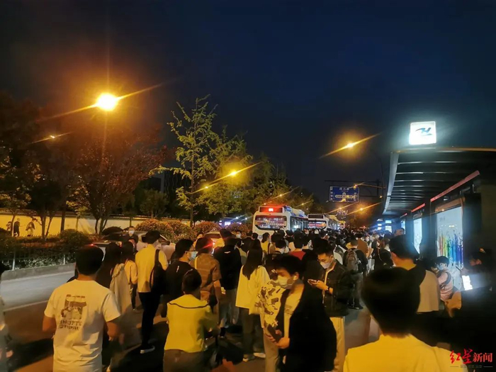 ▲5月18日，杭州地铁1号线乘客在九和路站提前疏散下车，等待乘坐接驳车