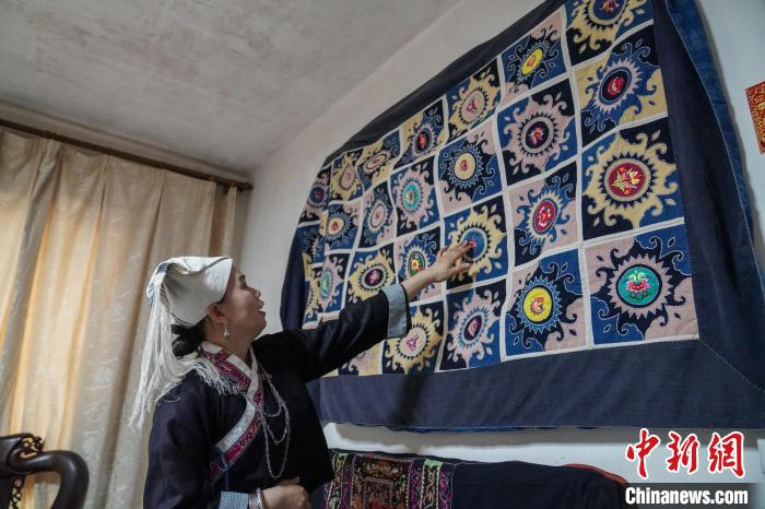 黄碧瑜将背带的主要图案，缝制在一张床单上 王以照 摄