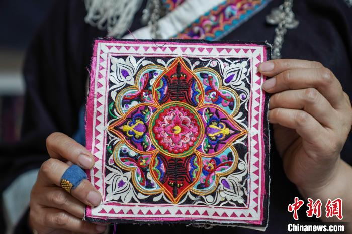 黄碧瑜缝制到一半的背带图案 王以照 摄