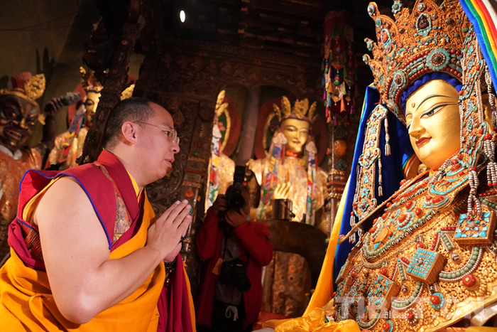 班禅朝拜释迦牟尼十二岁等身佛像。王淑 摄