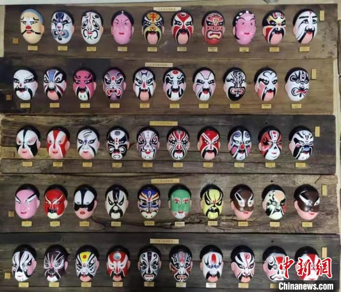 在山西长治黎城县四品艺馆，一张张形象逼真、表情生动、色彩绚丽的戏曲浮雕陈列其中，吸引民众走进观赏。　受访者供图