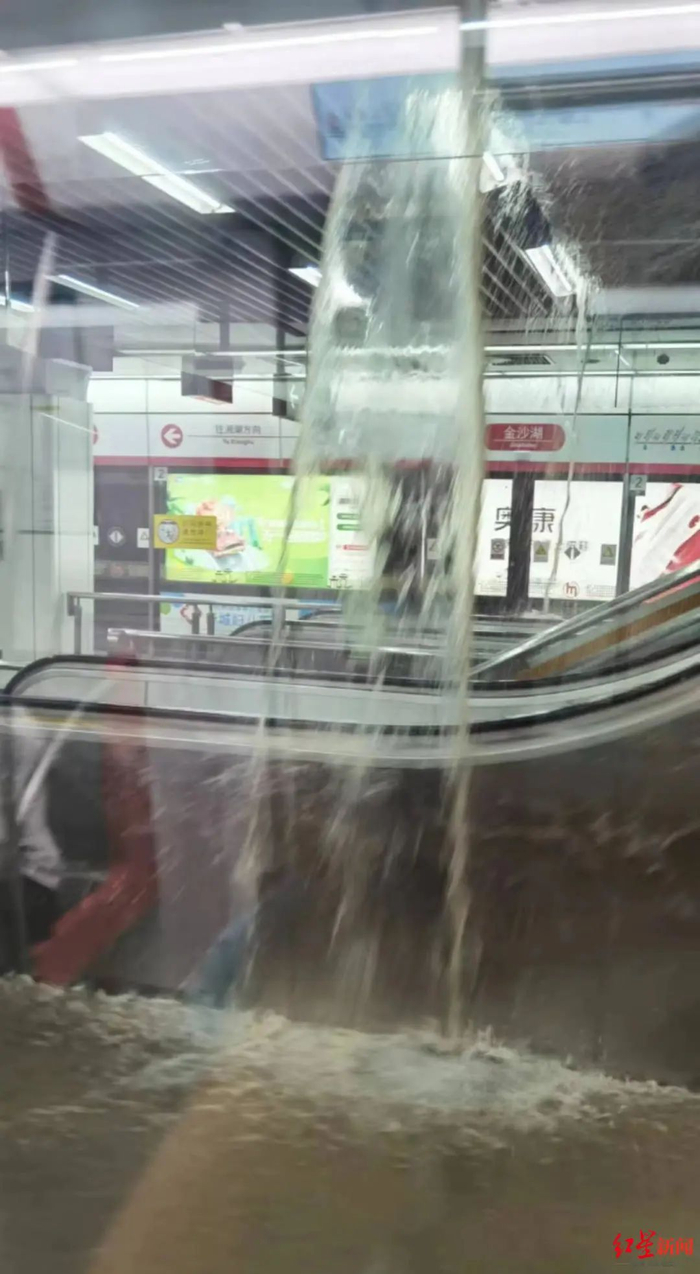 ▲5月18日，杭州地铁1号线金沙湖站，积水从站台流下
