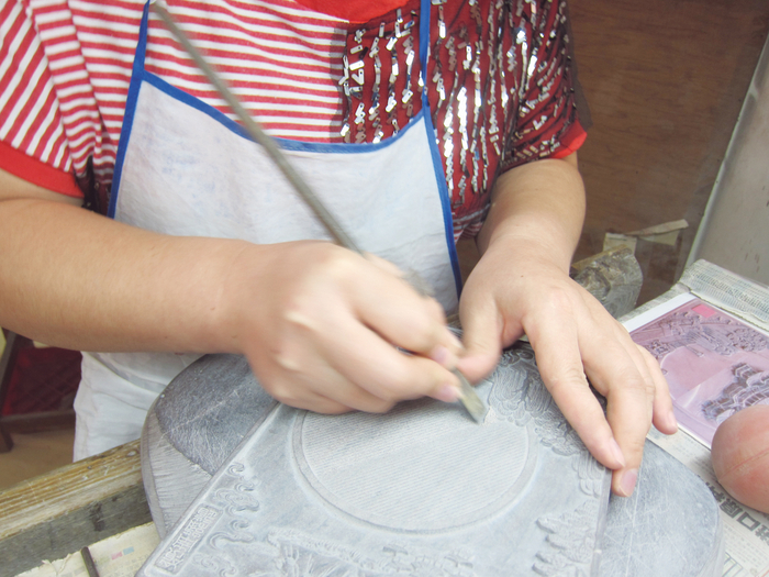 （B） 用一根凿子先刻出轮廓线