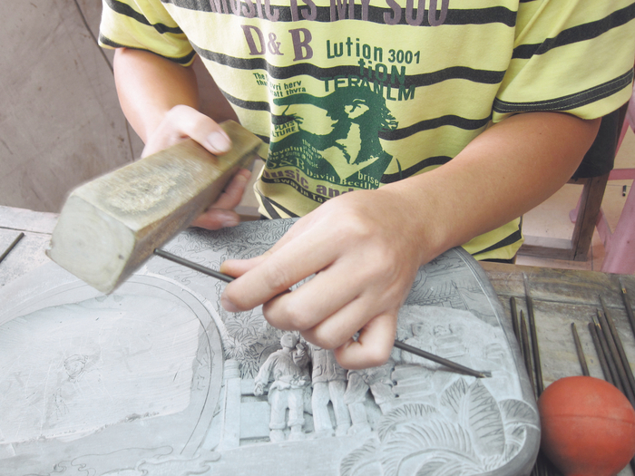 （C）用刻刀雕出浅、中、高浮雕图案，有时需木锤协助