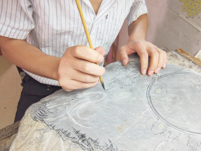 当代制砚的主要工艺流程：（A）在砚石表面规划整体形制和设计