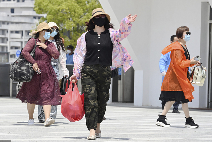 游客正在碧海金沙景区游玩。