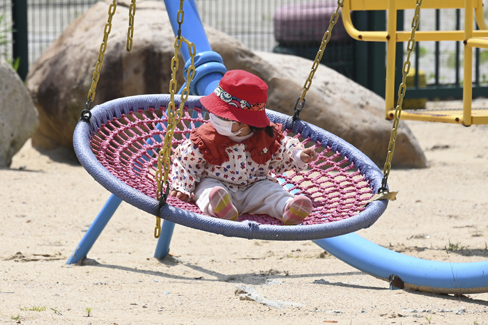 2022年5月18日，上海，小女孩在碧海金沙景区玩耍。本文图片均为人民视觉 图