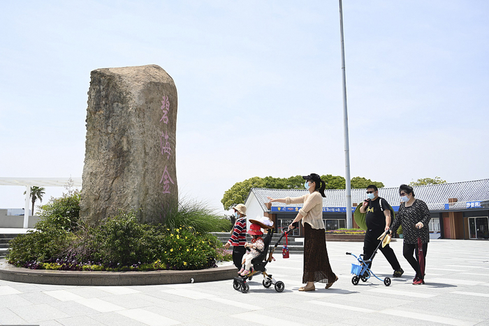 游客正在碧海金沙景区游玩。