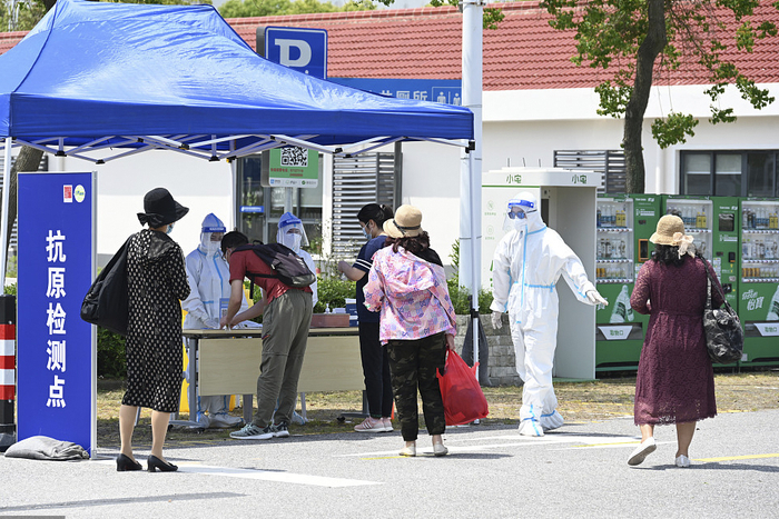 游客进入景区需配合工作人员测温、扫码、出示通信大数据行程卡及48小时内核酸检测阴性证明。
