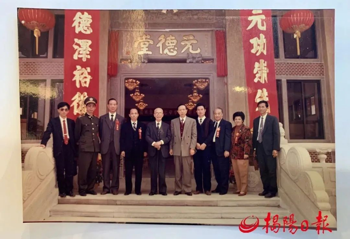 1993年，邱金元纪念中学举行落成庆典，邱子文先生（左五）和领导嘉宾合影留念。孙岳钦 提供