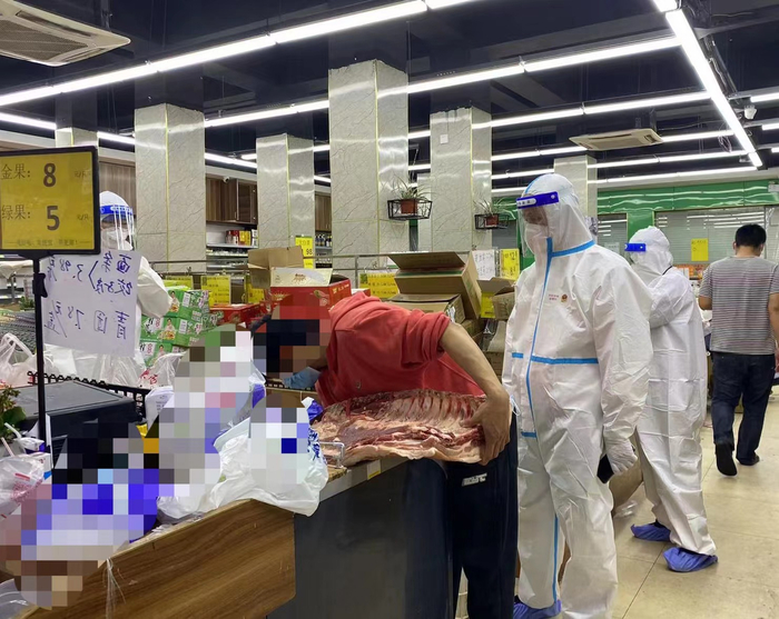 近日，办案人员在检查存货。本文图片均由上海市市场监管局提供