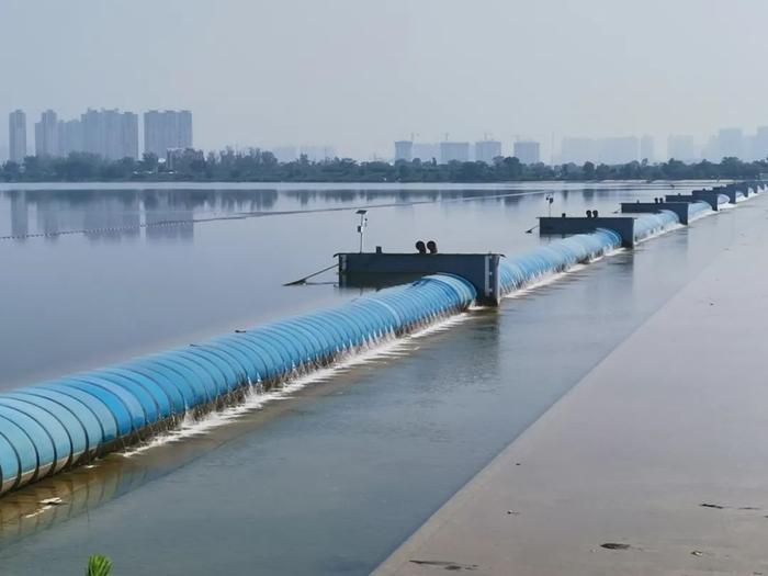 滹沱河800米长的橡胶坝调节补水。