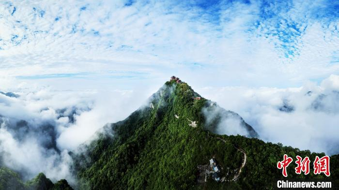 宜都梁山金顶云蒸雾绕。 曹礼达 摄