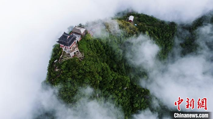 梁山山势雄奇，自然风光秀丽。 曹礼达 摄