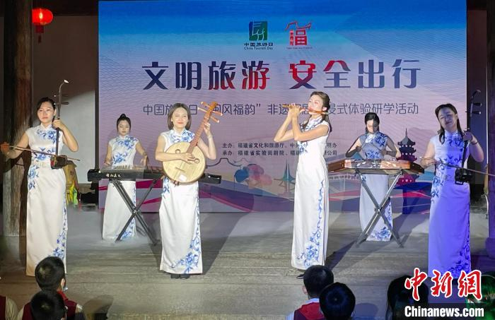 福建省实验闽剧院“金钗鸣乐”女子乐坊演奏新民乐。　贺嘉 摄